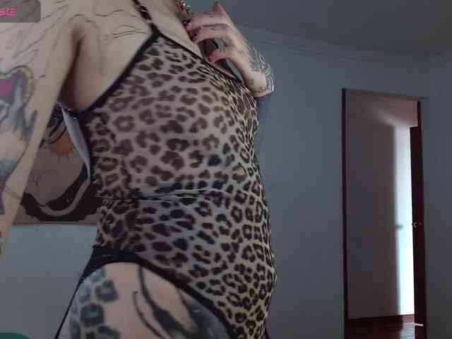 Modella: Inked-Val