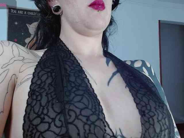 Modella: Inked-Val