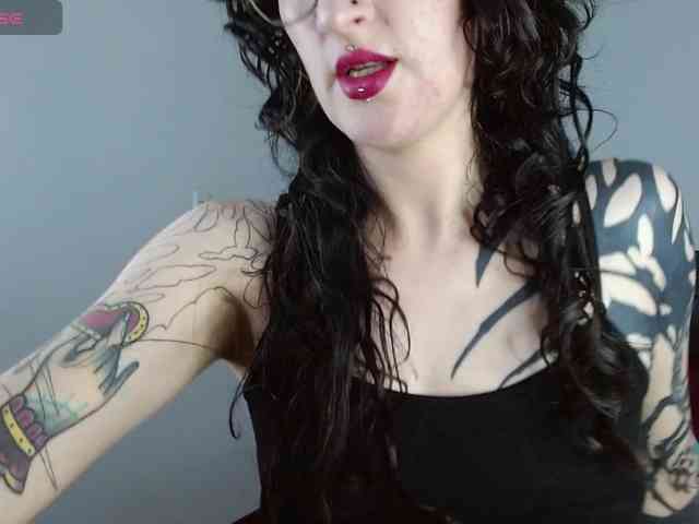 Modella: Inked-Val