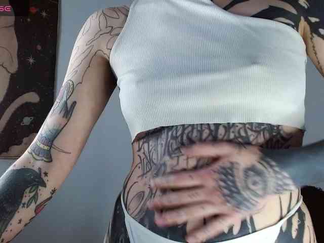 Modella: Inked-Val