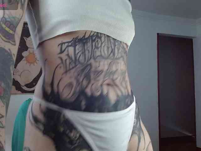 Modella: Inked-Val