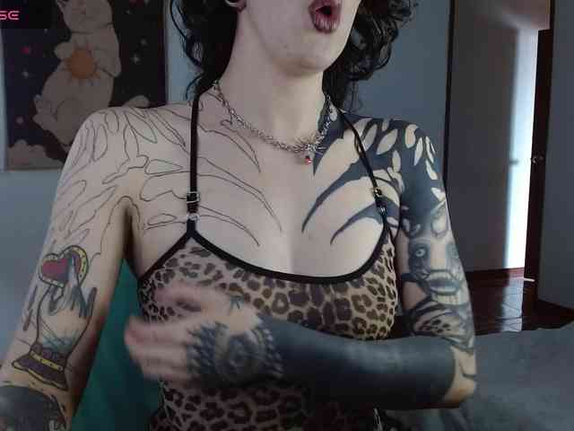 Modella: Inked-Val
