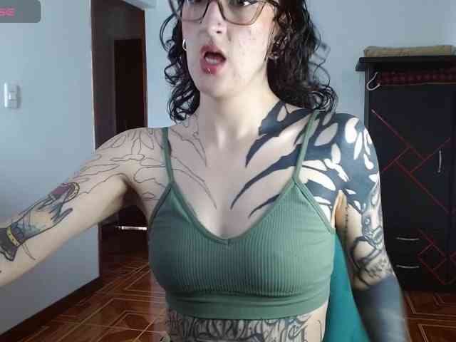 Modella: Inked-Val