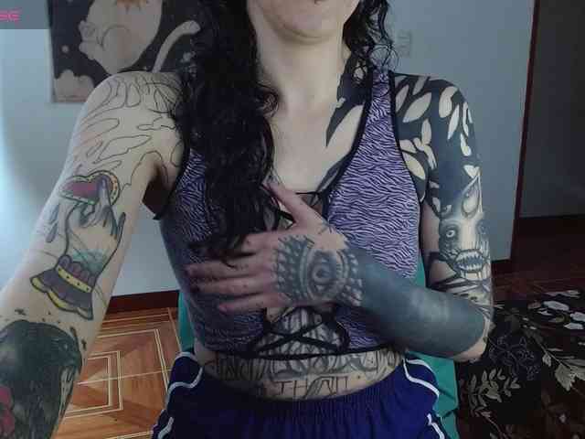 Modella: Inked-Val