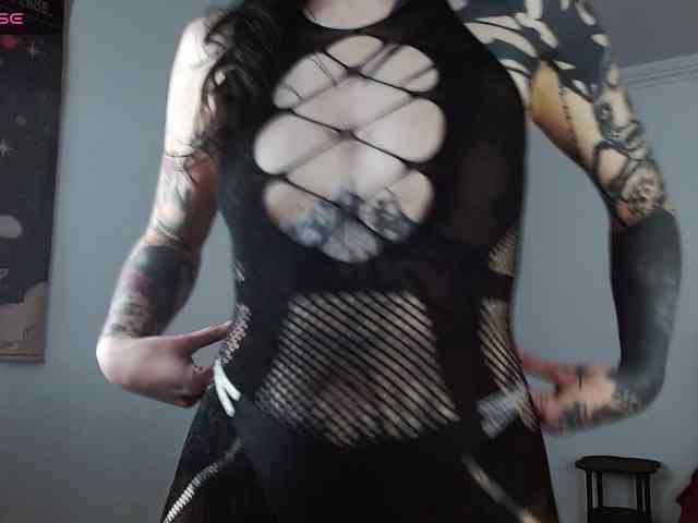 Modella: Inked-Val
