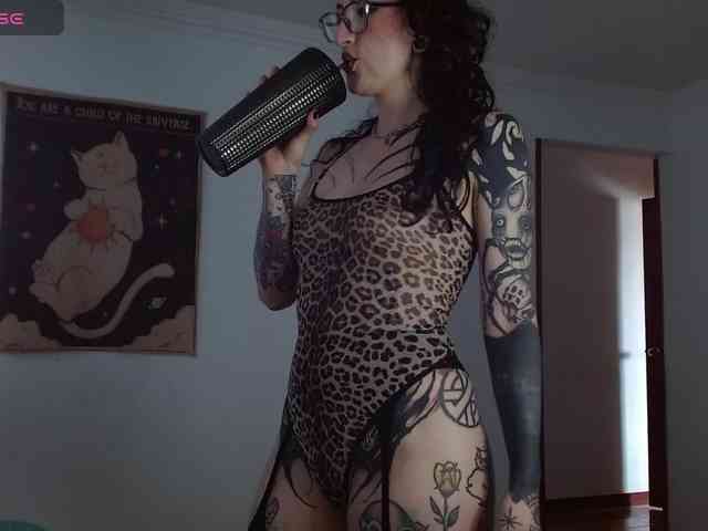Modella: Inked-Val