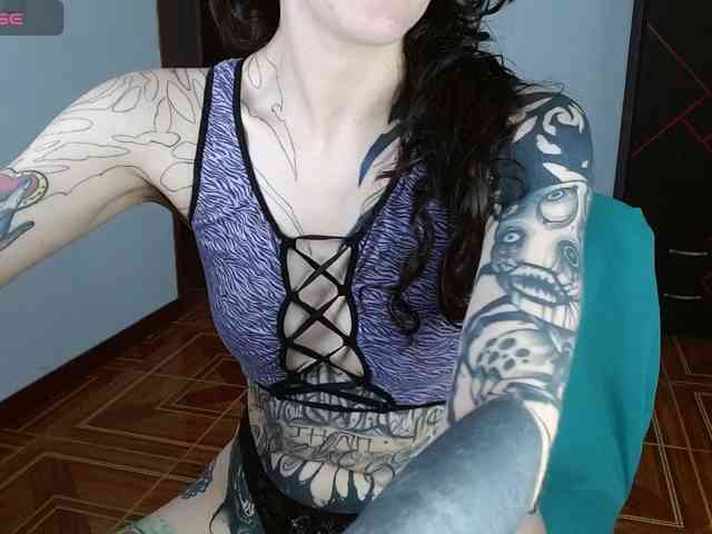 Modella: Inked-Val