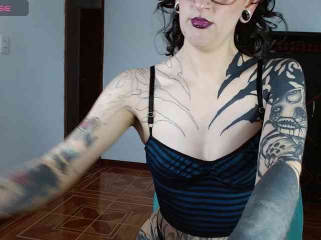 Modella: Inked-Val