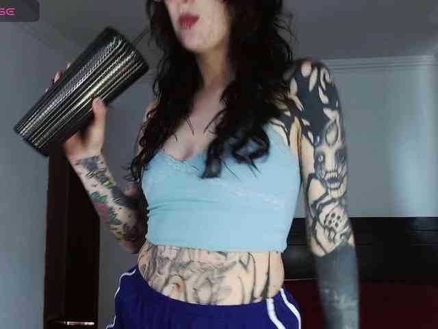 Modella: Inked-Val