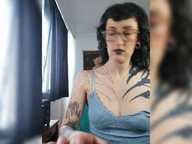 Modella: Inked-Val