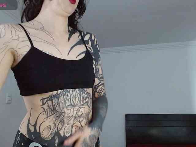 Modella: Inked-Val