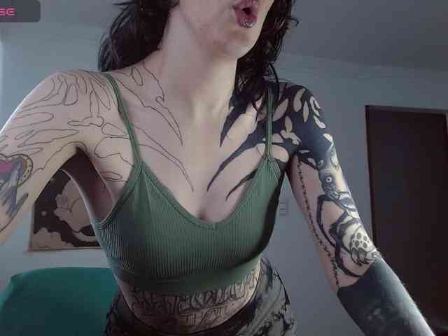 Modella: Inked-Val