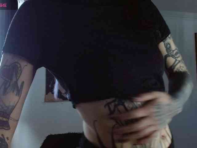 Modella: Inked-Val