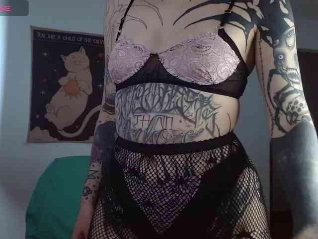 Modella: Inked-Val