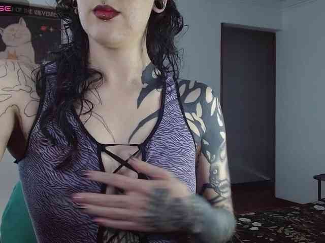 Modella: Inked-Val
