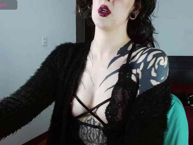 Modella: Inked-Val