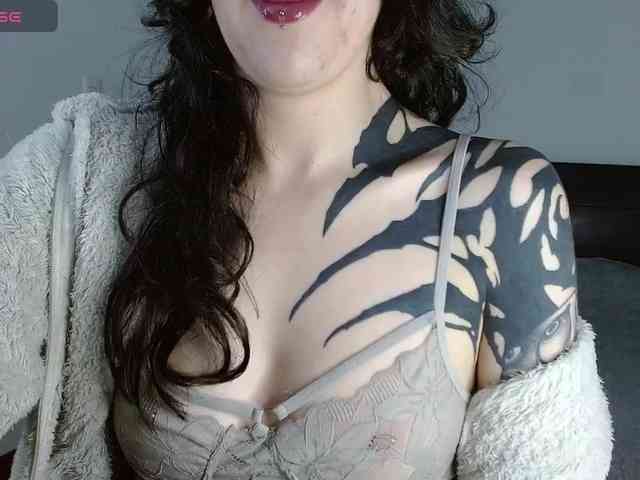 Modella: Inked-Val