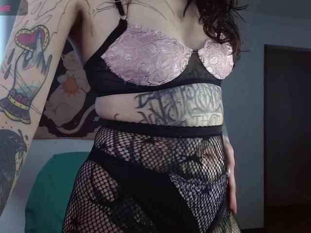 Modella: Inked-Val