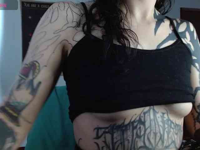 Modella: Inked-Val