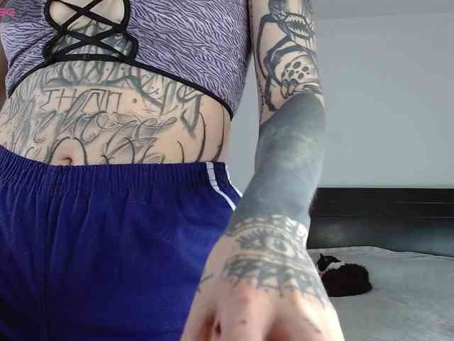 Modella: Inked-Val