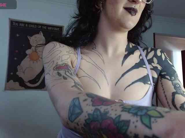 Modella: Inked-Val
