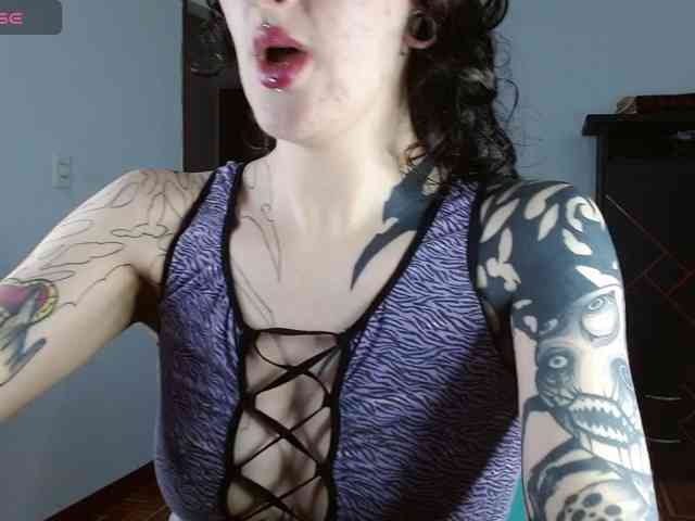Modella: Inked-Val