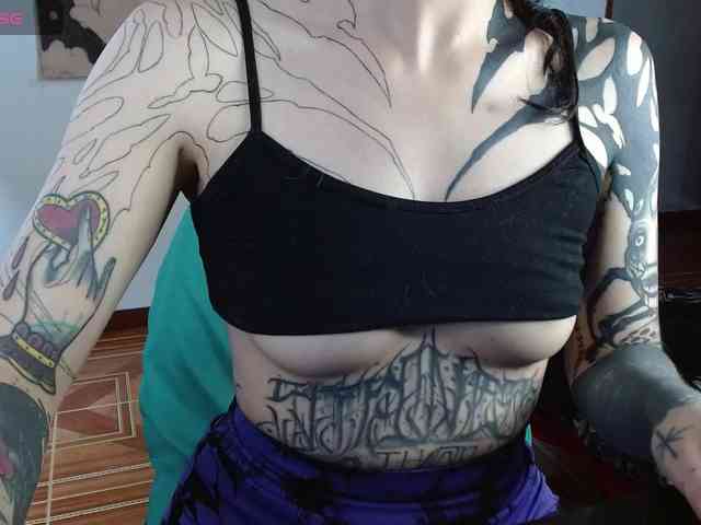 Modella: Inked-Val
