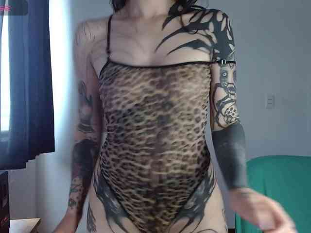 Modella: Inked-Val