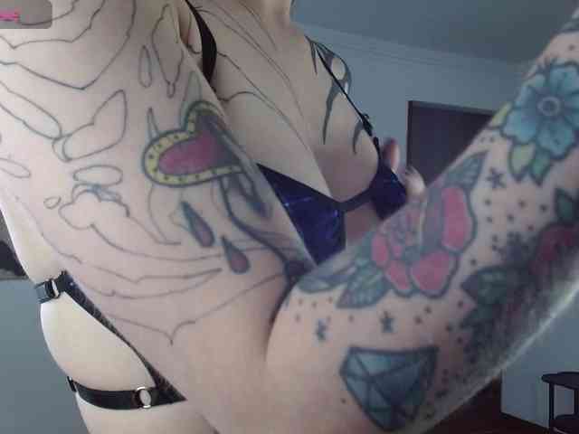Modella: Inked-Val