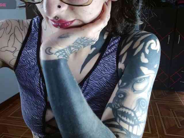 Modella: Inked-Val
