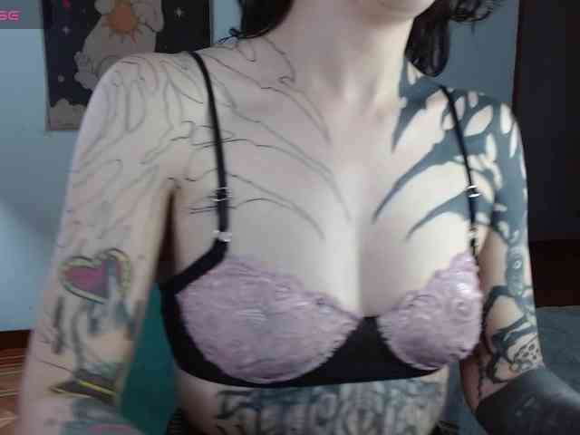 Modella: Inked-Val
