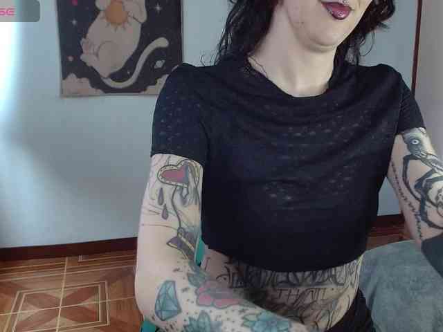 Modella: Inked-Val