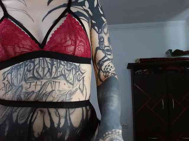 Modella: Inked-Val