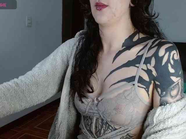 Modella: Inked-Val