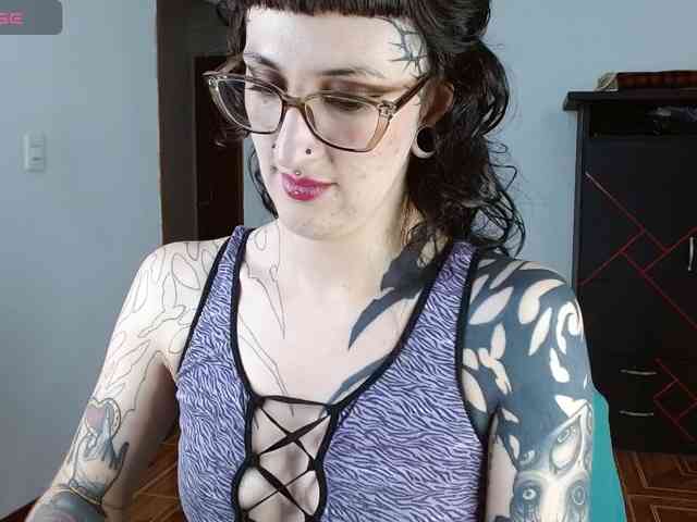 Modella: Inked-Val
