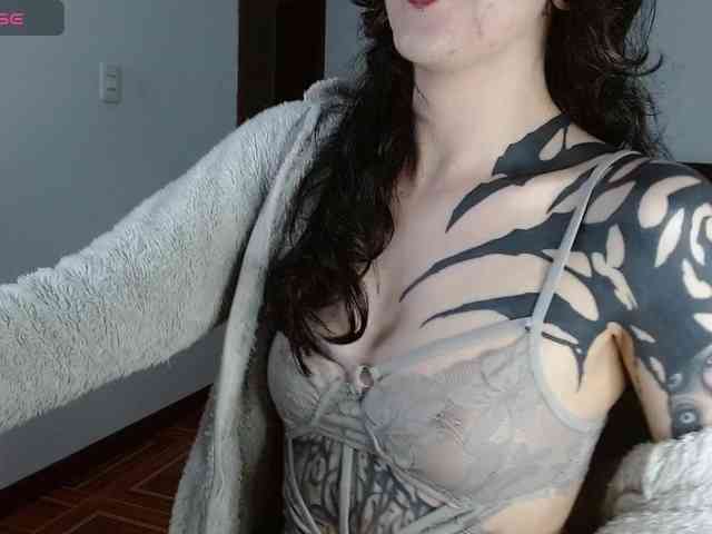 Modella: Inked-Val