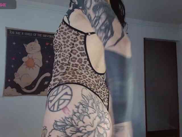 Modella: Inked-Val