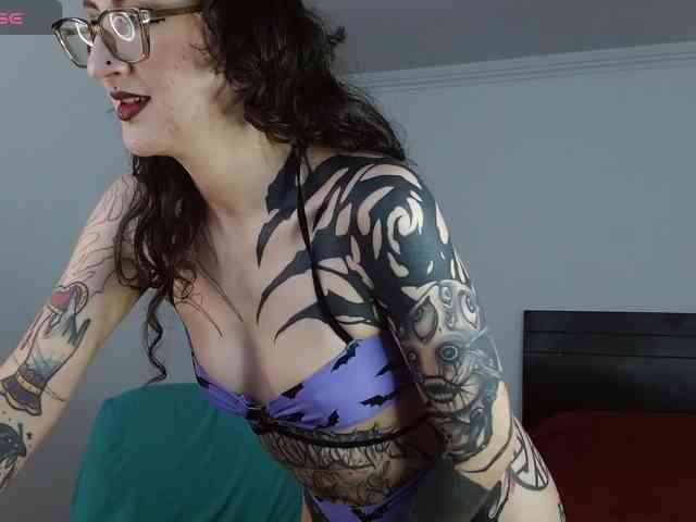 Modella: Inked-Val