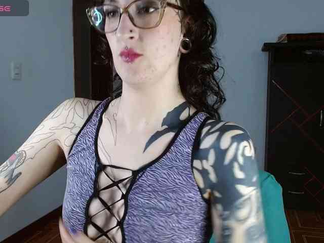 Modella: Inked-Val