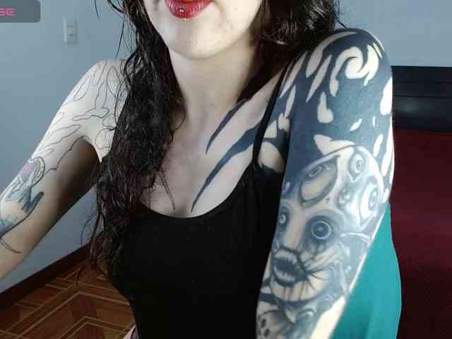 Modella: Inked-Val