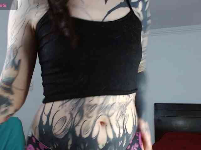 Modella: Inked-Val
