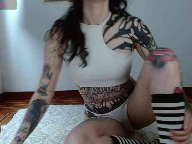 Modella: Inked-Val