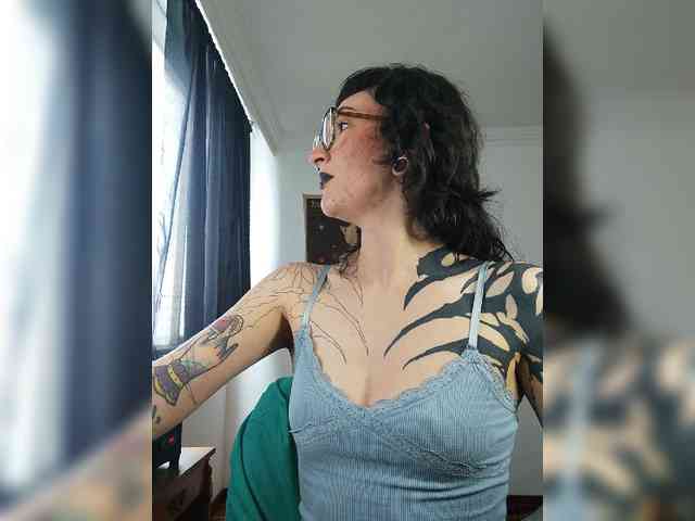 Modella: Inked-Val