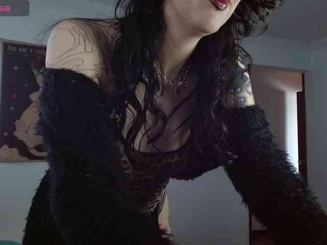 Modella: Inked-Val