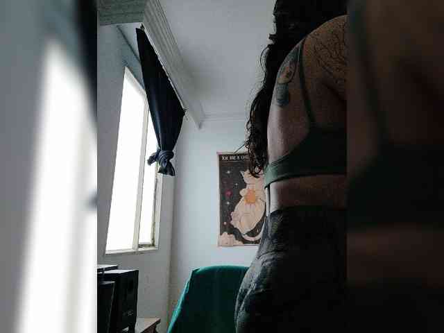 Modella: Inked-Val