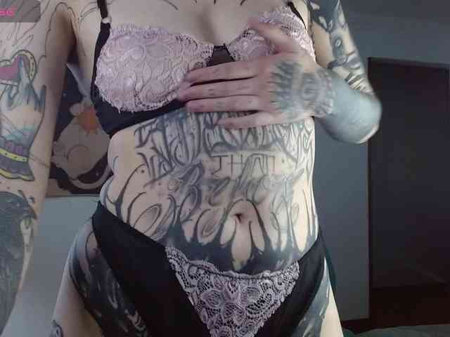 Modella: Inked-Val