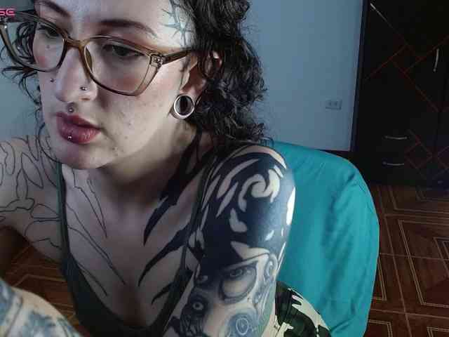 Modella: Inked-Val