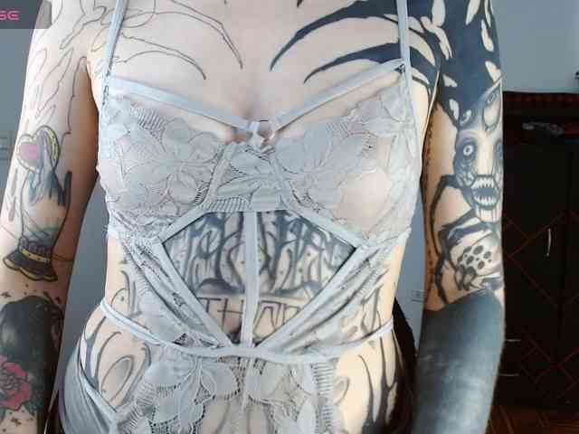 Modella: Inked-Val