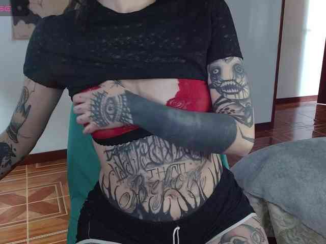 Modella: Inked-Val