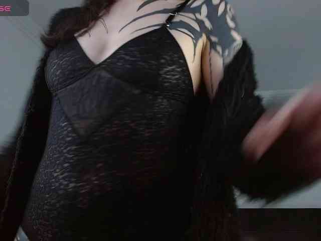 Modella: Inked-Val